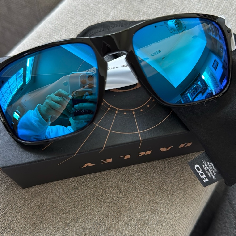 Oakley Holbrook XL  Brand New